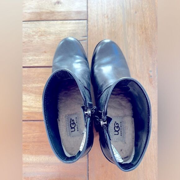 UGG Penelope Black Ankle Boots with Glossy Finish and Rounded Toe. Size 6 - Picture 2 of 11